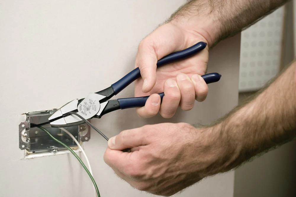 Klein Tools Limited Edition American Legacy Lineman Pliers and Klein-Kurve Wire Stripper/Cutter, Model 94155 - Image 5