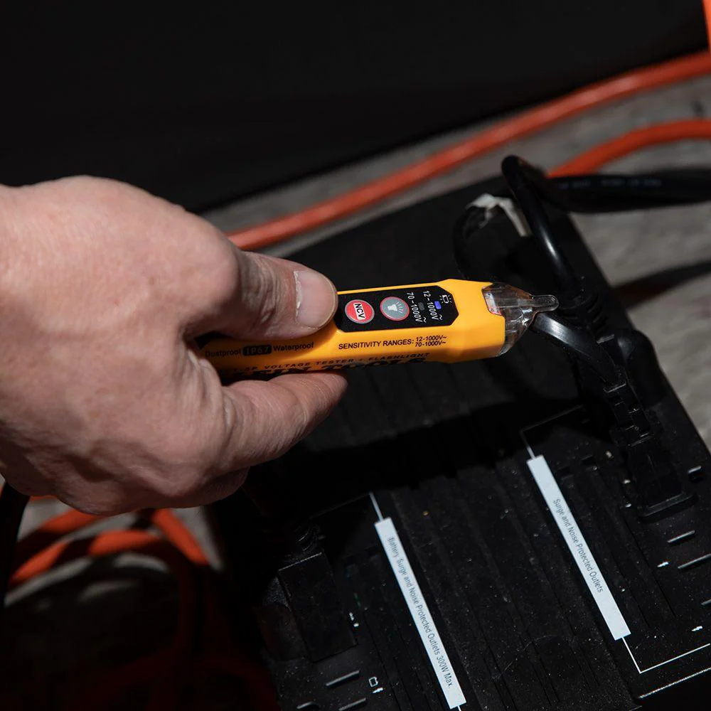 Klein Tools Non-Contact Voltage Tester Pen, 12 to 1000V AC, with Flashlight, Model NCVT3P - Image 4